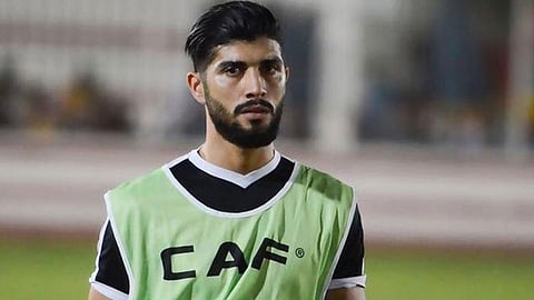 بالفيديو.. فرجاني ساسي يرفض مغادرة عربة الإسعاف بعد إصابته بكورونا.. والزمالك يعلق