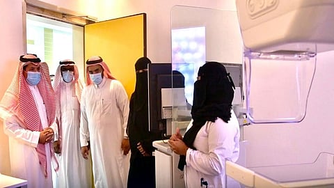 بالصور.. رئيس جامعة جازان يدشن الحملة التوعوية بسرطان الثدي