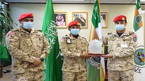 بالصور.. تكريم الجندي «متعب البقمي» لتمكنه من ضبط عملية فساد مالي