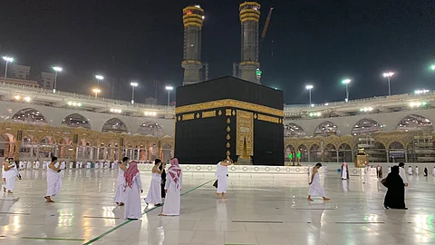 بالفيديو.. بعد انقطاع دام 7 أشهر.. مصلون بالمسجد الحرام: «مشاعرنا لا توصف»