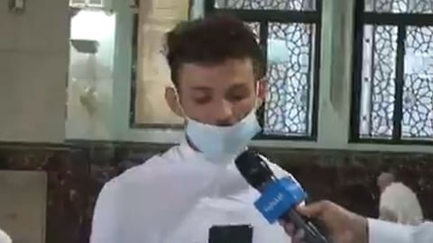 بالفيديو.. يمنيّ يُلقي قصيدة في الحرم المكي فرحًا بعودة العمرة