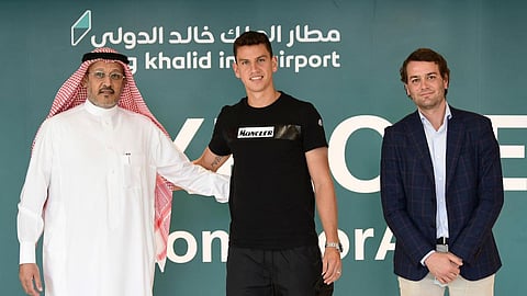 مدافع تشيلي يدعم الشباب.. ليشنوفسكي يصل الرياض