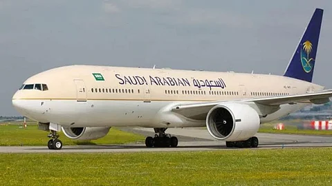 «الخطوط السعودية» توضح حقيقة وجود خصم على الرحلات للطلاب