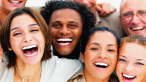 «استشاري أمراض باطنية»: 5 فوائد صحية للضحك