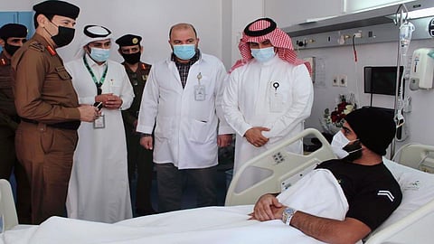 حريق تنومة.. الفريق العمرو يطمئن على مصابين في عملية الإطفاء