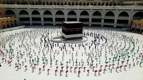 40 قائدًا كشفيًّا بتعليم مكة يتطوعون لخدمة المُصلين في صلاة الجمعة بالحرم المكي