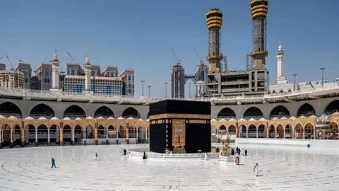 لتسهيل وصول المعتمرين والمصلين.. المرور يُفعّل 12 نقطة فرز وتحكّم بمداخل المنطقة المركزية للمسجد الحرام