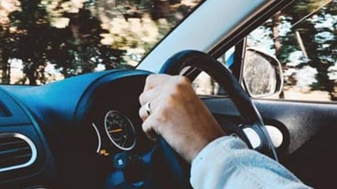 خبير سيارات: تحذيرات من خطورة ترك نوافذ المركبة مفتوحة أثناء القيادة