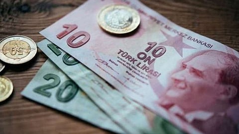 تدهور تاريخي للعملة التركية.. الدولار يتجاوز حاجز 8 ليرات