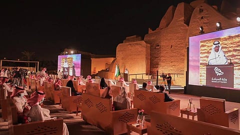 بالصور.. الوزير «الخطيب» يبشِّر السعوديين بمليون فرصة عمل بقطاع السياحة