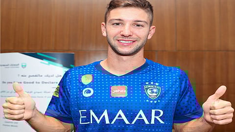 الأرجنتيني فييتو يصل إلى الرياض ويعلق على ارتدائه قميص الهلال
