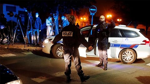 بعد مذبحة نيس.. الشرطة الفرنسية تعتقل شخصًا حاول الاعتداء على كنيسة قرب باريس