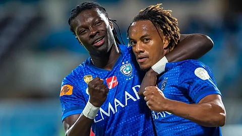 الهلال يُسقط ضمك بـ«ثنائية جوميز» ويزاحم الفتح والفيصلي على صدارة الدوري السعودي