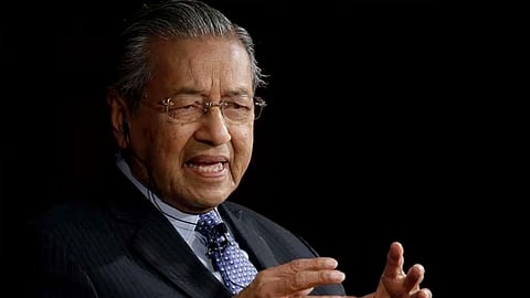 مهاتير محمد يفسر تغريدته عن «حق المسلمين في قتل ملايين الفرنسيين».. ويهاجم «تويتر» و«فيس بوك»