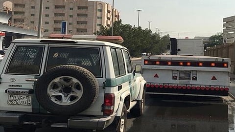 عرض حياة الآخرين للخطر.. «مرور جدة» يضبط قائد شاحنة كان يقود بسرعة عالية
