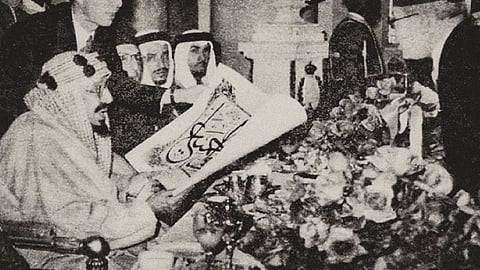 صورة نادرة عمرها 74 عامًا.. الملك المؤسس يتسلم هدية من خطاط مصري