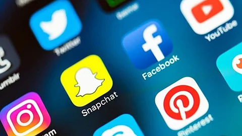 عقوبة وغرامة الرسائل والمقاطع المسيئة بمواقع التواصل.. و«قانوني» يعلّق