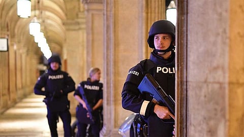 وزير داخلية النمسا: مشتبه به في هجوم فيينا مازال طليقًا