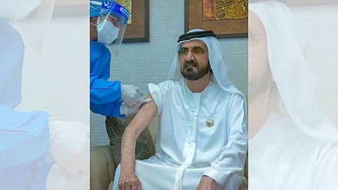 شاهد.. الشيخ محمد بن راشد يتلقى لقاح كورونا.. ويؤكد: بلادنا من أوائل الدول عالميًا التي تحصل على لقاح لهذا الفيروس