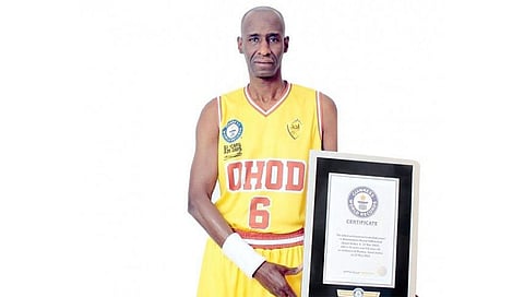 السعودي محسن خلف يدخل موسوعة جينيس كأكبر لاعب كرة سلة في العالم