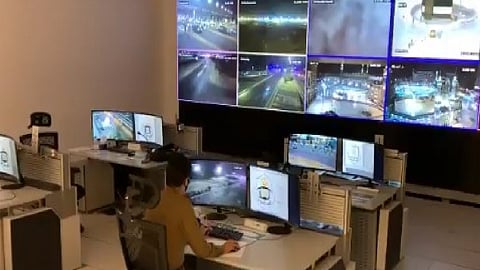 بالفيديو.. تطبيق الرصد الآلي لـ«مخالفات المسارات» بالرياض والدمام وجدة بعد أسبوع