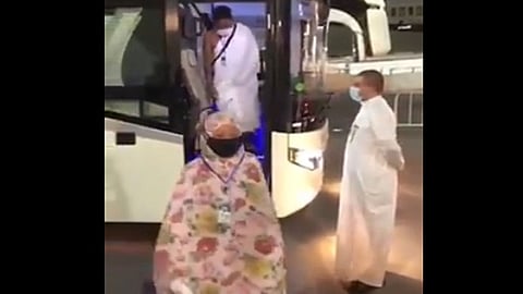 بالفيديو: وصول الفوج الثاني من معتمري الخارج إلى الحرم المكي
