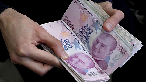 هبوط الليرة إلى مستوى قياسي يُطيح بمحافظ البنك المركزي التركي من منصبه