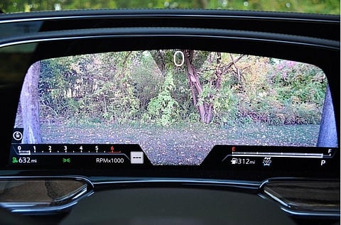 شاهد أول شاشه ثلاثية منحنية بتاريخ صناعة السيارات