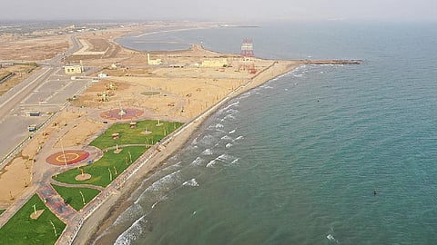 شاطئ الشقيق بجازان وجهة الزوار ومقصد المتنزهين الباحثين عن الدفء