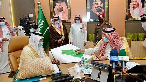 وزير النقل يلتقي المواطنين ويستمع لملاحظاتهم حول مشروعات الطرق في جازان
