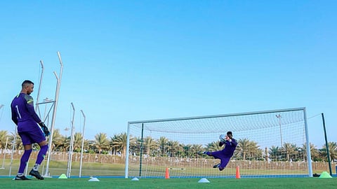 بالصور.. رمزي صولان يدعم الأخضر الأولمبي في معسكر جدة