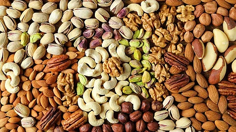 دراسة إسبانية تكشف تأثير تناول المكسرات على خصوبة الرجال