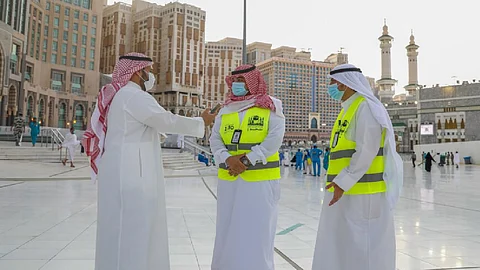 بالصور.. طلاب معهد الحرم المكي يتطوعون لمدة 400 ساعة يوميًا