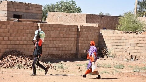 بالصور.. وصول أكثر من 64 طنًّا من السلال الغذائية للمحتاجين بالسودان