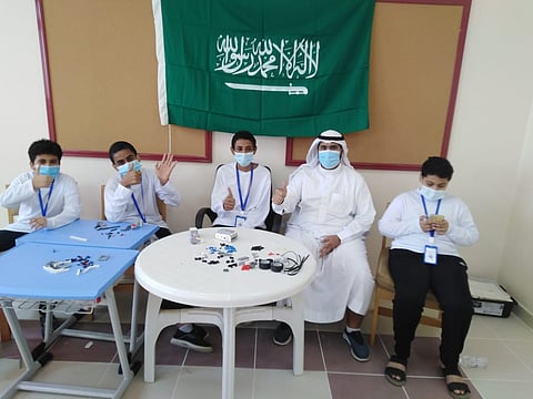 بحماس وطني.. طلاب مدرسة «البيض الأسفل» يبدأون مشاركتهم في أولمبياد الروبوت بكندا