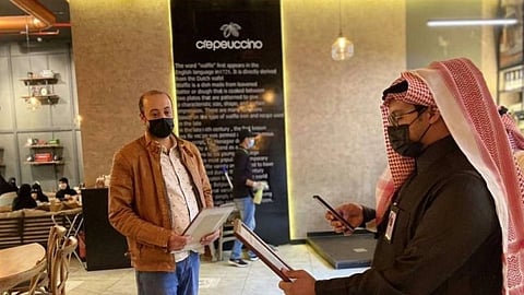 بالصور. إغلاق 30 منشأة مخالفة في تبوك