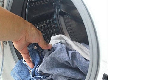 للحفاظ على رونقه ومظهره.. إليك الطريقة الصحيحة لغسل الجينز