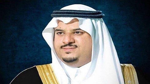 نائب أمير الرياض ينقل تعازي القيادة لذوي شهيد الواجب محمد الأمير