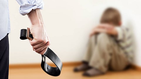 مقطع فيديو لشخص يسيء لابنه.. ومركز «بلاغات العنف الأسري» يتدخل