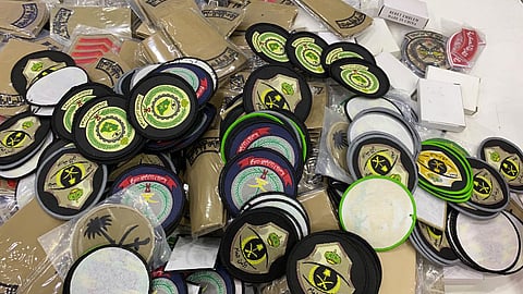 إغلاق محل غير مرخص بالرياض.. ومصادرة 4300 قطعة من الأنواط والرتب العسكرية المخالفة