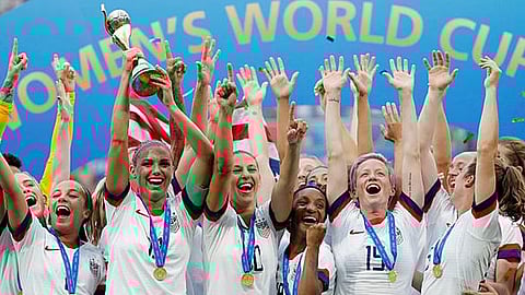 «فيفا» يعتزم إصدار قانون يلزم الأندية بمنح لاعبات كرة القدم إجازة وضع