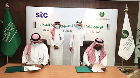 «الالتزام البيئي» و«stc» توقعان عقد شراكة لمراقبة جودة الهواء
