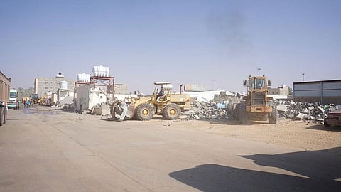 بالصور.. إزالة 11 مبنى مخالفًا للاشتراطات الصحية بسكاكا