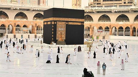 31 مترجمًا ومدققًا ينقلون خطبة الجمعة في المسجد الحرام بـ5 لغات إلى العالم