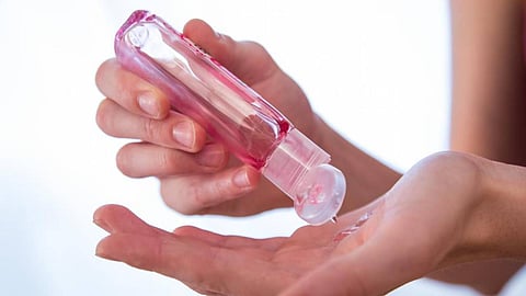 هل التعقيم المتكرر لليدين له أضرار؟ طبيب ألماني يُجيب