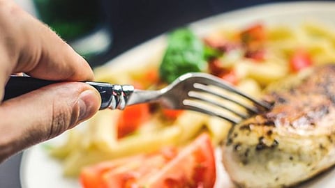 هل ينتقل فيروس كورونا عبر الطعام المطبوخ؟.. «الصحة» تجيب