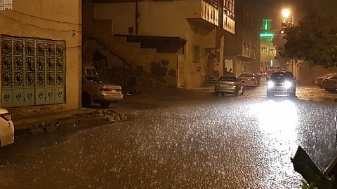 «أمن الطرق» يوجه 8 نصائح هامة لقيادة آمنة أثناء الأمطار