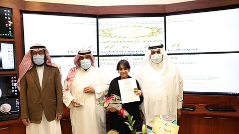 بالصور.. طالبة بالابتدائية في خميس مشيط تحصل على جائزة عالمية عن اختراعها