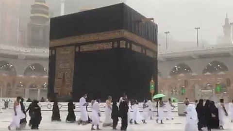 بالفيديو.. الأمطار تهطل على الكعبة.. و«أمانة مكة» تحذر من الجوال أثناء البرق