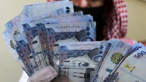 موظف في وزارة المالية يتغاضى عن تجاوزات في عقود بقيمة 23 مليون ريال